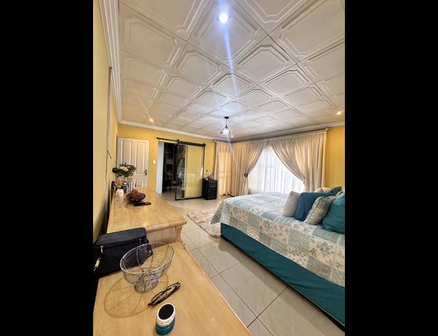 7 BEDROOM FREESTANDING FOR SALE IN MODEL PARK